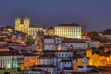 Obraz premium The beautiful old town of Porto with the cathedral and the Episcopal Palace at night