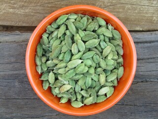  cardamom in a bowl