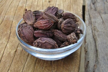 bowl of Black cardamom 