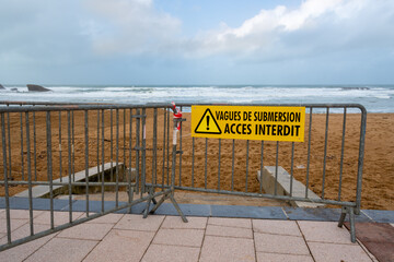 Météo - Alerte tempête: Panneau de signalisation interdisant l'accès aux plages du littoral...