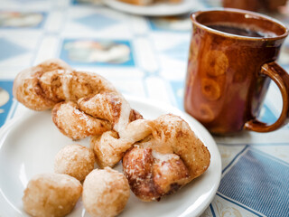 中米グアテマラ アティトラン湖の街パナハッツェル カフェのコーヒーとドーナツ