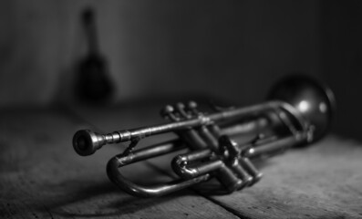 a splendid trumpet with a guitar in the background - obrazy, fototapety, plakaty