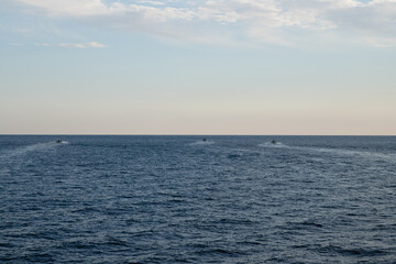 Obraz premium 夕暮れの柔らかな光に包まれる海と漁船