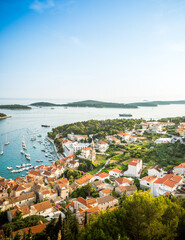 Panorama in Kroatien Insel Hvar. Ausblick auf Meer und Stadt. Schönen Küste Landschaft...