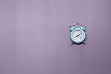 A small green alarm clock on a purple background shows 8 hours 10 minutes