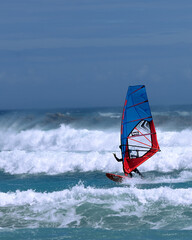 Windsurfer in Action. Kitesurfen auf blauem Meer.