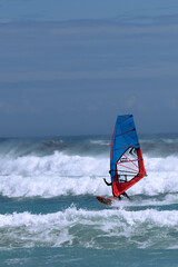 Windsurfer in Action. Kitesurfen auf blauem Meer.