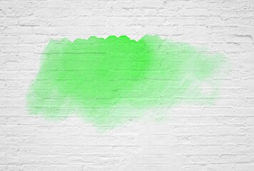 Weiße Backsteinwand mit grüner Farbe - Steinmauer weiß grün als Hintergrund