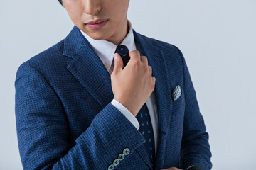 ネクタイを締める20代ビジネスマン