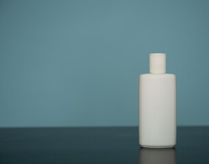 Flacon pour produit cosmétique blanc sur fond bleu - mockup pour produit de beauté
