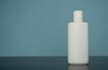 Flacon pour produit cosmétique blanc sur fond bleu - mockup pour produit de beauté
