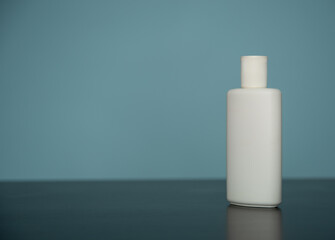 Flacon pour produit cosmétique blanc sur fond bleu - mockup pour produit de beauté