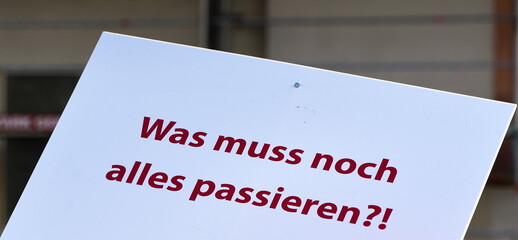 Schild auf einer Demo:  