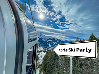 Hinweisschild Après Ski Party mit Skilift