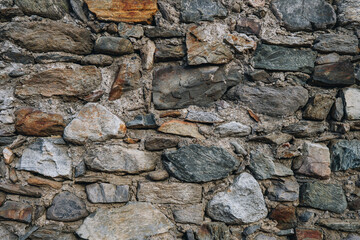 Alte Steinmauer mit Natursteinen.