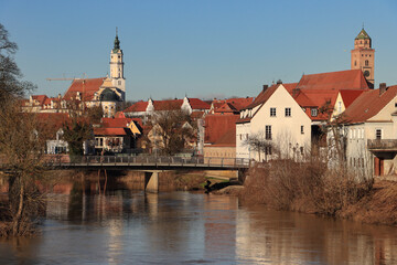 Obraz premium Donauwörth; Altstadt und Wörnitz an der Mündung in die Donau