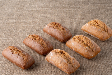Хлеб, традиционный хлеб на закваске, на  фоне из мешковины. Концепция традиционных способов выпечки дрожжевого хлеба. Здоровое питание. 