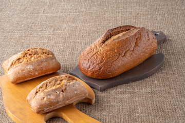 Хлеб, традиционный хлеб на закваске, на  фоне из мешковины. Концепция традиционных способов выпечки дрожжевого хлеба. Здоровое питание. 