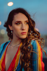 Chica joven delgada sobre maletero de coche posando y tomándose fotos