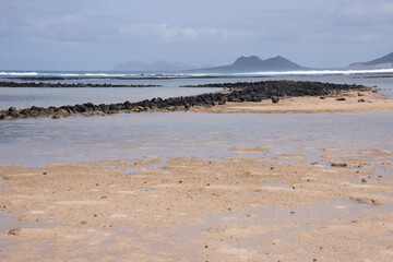 Playas de arena en la costa de la Baia Das Gatas en la isla de San Vicente de Cabo Verde