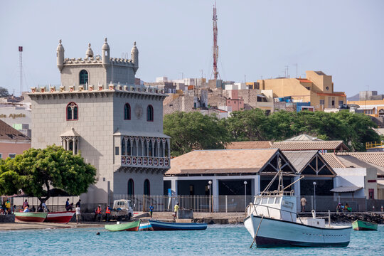 Lonjas y r&eacute;pilca de la Torre de Belem en la ciudad de Mindelo, capital de la isla de San Vicente, Cabo Verde