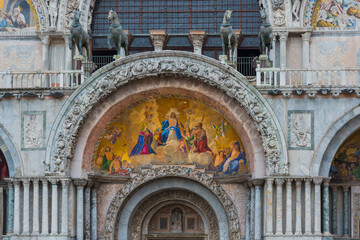 Markusdom mit dem Christus-Mosaik an der Aussenfassade in Venedig, Italien