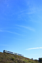 築堤を走る小海線キハ110系気動車