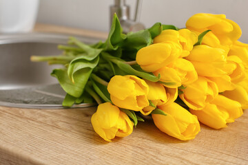 Obraz premium Bouquet of tulips on counter, closeup. International Women's Day celebration