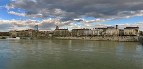 Fototapeta na wymiar Panorama de Lyon et des quais du Rhône.
