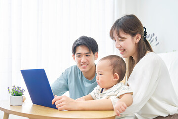 両親と赤ちゃん　パソコン　リビング