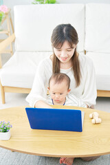母親と赤ちゃん　パソコン　リビング