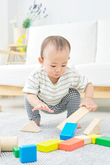 リビングで遊ぶ赤ちゃん
