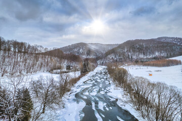 Fototapeta na wymiar Rzeka w Bieszczadach, góry zimą