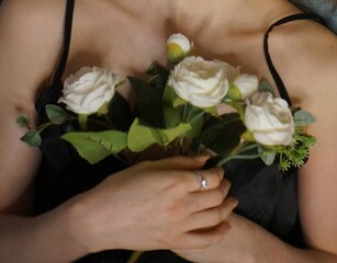 Obraz na płótnie Canvas bride holding a bouquet of roses