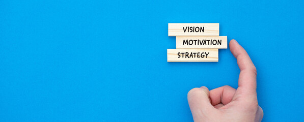 Parole visione motivazione e strategia scritte su bastoncini di legno. Banner blu con spazio copy