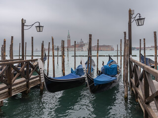 Fototapeta na wymiar Gondeln in Venedig mit Blick auf San Giorgo Maggiore