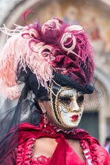 Karneval in Venedig, maskierte Dame vor dem Dom von San Marco
