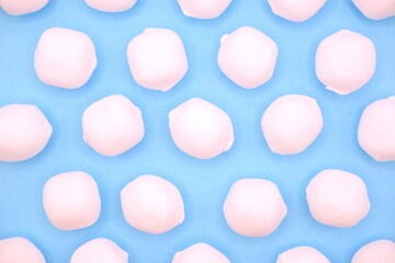マシュマロと水色の背景