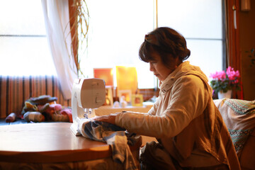 ミシンを使う女性