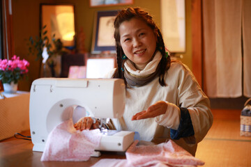 ミシンを使う女性