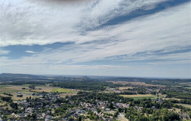 Vue depuis le Village de Château-Chalon dans le Jura en été. Château-Chalon, l’un des « Plus Beaux Villages de France » offre une vue sur le Jura et la plaine de la Bresse.