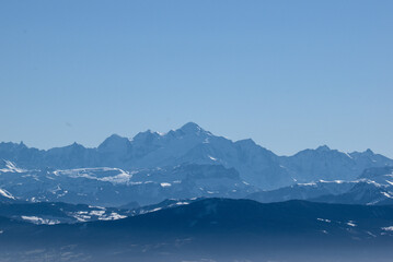Vue sur le massif du Mont Blanc et le Mont Blanc depuis le massif de la Dôle. Le Mont Blanc, du haut de ses 4 808m, est le point culminant de la chaîne des Alpes.