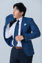 ジャケットを羽織る20代ビジネスマン
