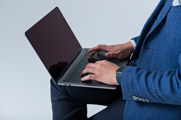 ノートパソコンを操作する20代ビジネスマン