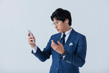 ビデオ通話をする20代ビジネスマン