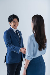 ビジネスシーンで握手をする男女