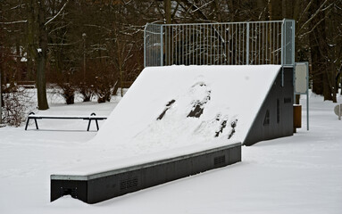 Skatepark w Ostrowcu . Rampa do akrobacji deskorolkowych i rowerowych przykryta spadłym śniegiem . © Grzegorz