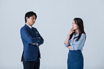 ミーティングをする30代男女