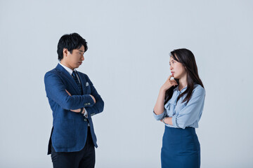 ミーティングをする30代男女