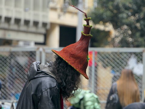 Mann mit gefilztem Hexenhut